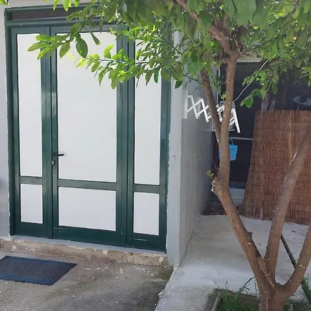 Capsule hotel Escape *